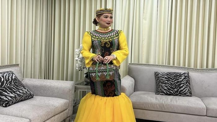 SARIFAH SURAIDAH - Penampilan glamor dan anti mainstream Sarifah Suraidah, istri Gubernur Kalimantan Timur.