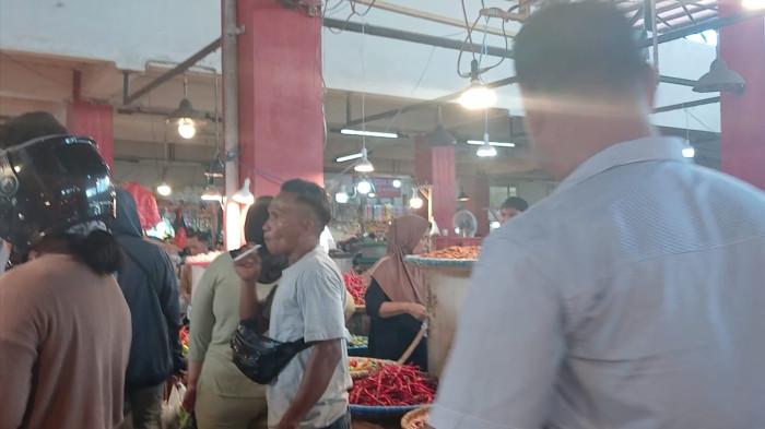 PASAR BERSEHATI - Suasana Pasar Bersehati, Manado, Sulawesi Utara, Minggu (1/3/2026). Berikut daftar harga bahan pangan hari ini.