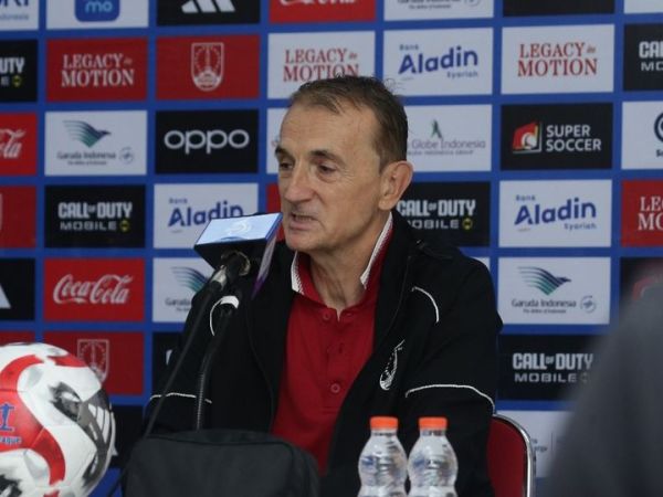 Pelatih Persis, Milomir Seslija, dalam sesi jumpa pers jelang duel Persis vs Persik yang turut dihadiri BolaSport.com di Stadion Manahan, Surakarta, Sabtu (28/2/2026).