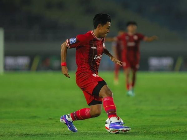 Febri Hariyadi menjalani debut bersama Persis saat melawan PSBS Biak di Stadion Manahan, Surakarta, pada Sabtu (21/2/2026).