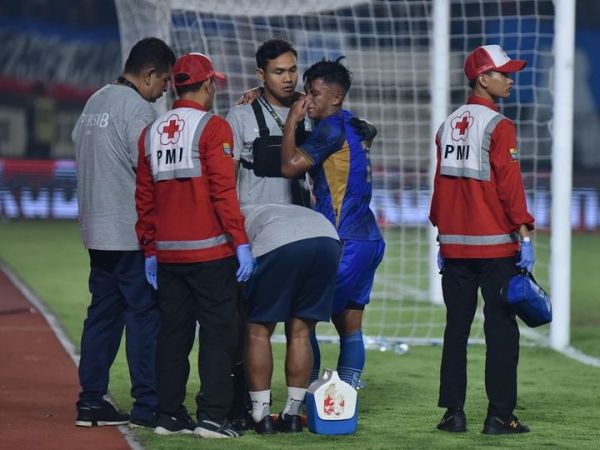 Febri Hariyadi mengalami cedera saat memperkuat Persib melawan Persis pada laga penyisihan Grup A Piala Presiden di Stadion Si Jalak Harupat, Bandung, Kamis (25/7/2024).