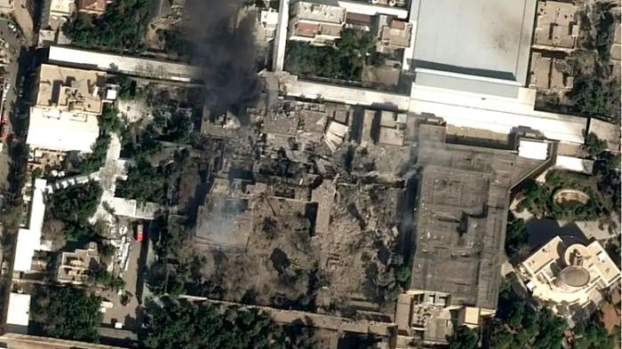 Citra satelit dari Airbus Defence and Space memperlihatkan kondisi bangunan utama di kompleks kediaman Pemimpin Tertinggi Iran, Ayatollah Ali Khamenei, di Beit-e Rahbari, saat terjadi serangan udara masif yang dilancarkan Amerika Serikat (AS) dan Israel, Sabtu (28/2/2026).