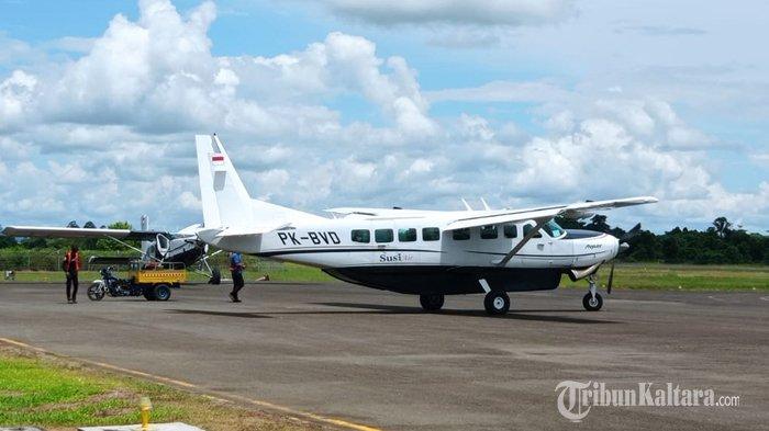 ‎PENERBANGAN PERINTIS - Aktivitas penumpang saat bersiap menaiki pesawat perintis di apron bandara, Kabupaten Malinau. Penerbangan perintis yang didukung subsidi daerah mendominasi lalu lintas udara dengan total ribuan pergerakan pesawat dalam setahun. (TribunKaltara.com / Mohammad Supri)