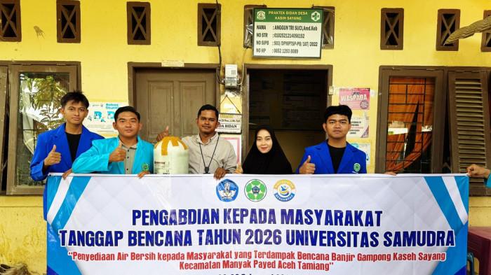 SERAHKAN FILTER AIR - Tim PKM Unsam menyerahkan peralatan filter air bersih ke Polindes Kampung Kaseh Sayang, Kecamatan Manyak Payed, Aceh Tamiang, baru-baru ini.