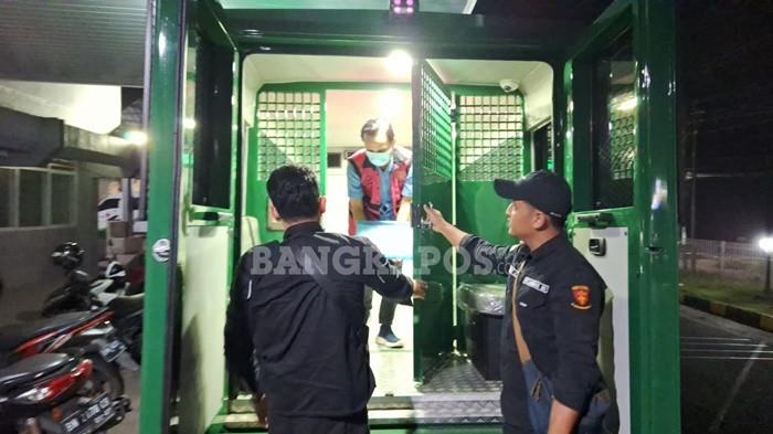 DUGAAN KORUPSI -- Tersangka Doni Indra, dengan dikawal ketat petugas saat tiba di Lapas Kelas IIA Pangkalpinang, Kamis (26/2/2026).