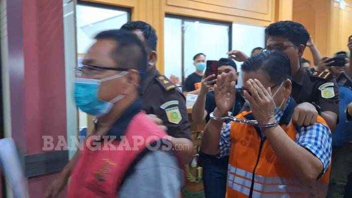DIGIRING PENYIDIK – Sejumlah tersangka tindak pidana korupsi tata kelola bijih timah saat digiring keluar gedung Kejaksaan Negeri Bangka Selatan, Rabu (18/2/2026). 1pnorang resmi ditetapkan sebagai tersangka atas tata kelola timah PT Timah kepada mitra usaha di wilayah Izin Usaha Pertambangan (IUP) PT Timah Tbk di Kabupaten Bangka Selatan, tahun 2015-2022. 