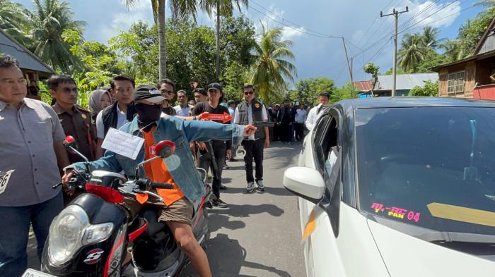 Kasus penembakan di Polman - Eksekutor pelaku penembakan pria hingga tewas di Polman menjalani rekontruksi adegan menembak di Desa Lagu-Agi, Kecamatan Campalagian, Polman, Sulbar, Senin (3/11/2025). Dok Fahrun.