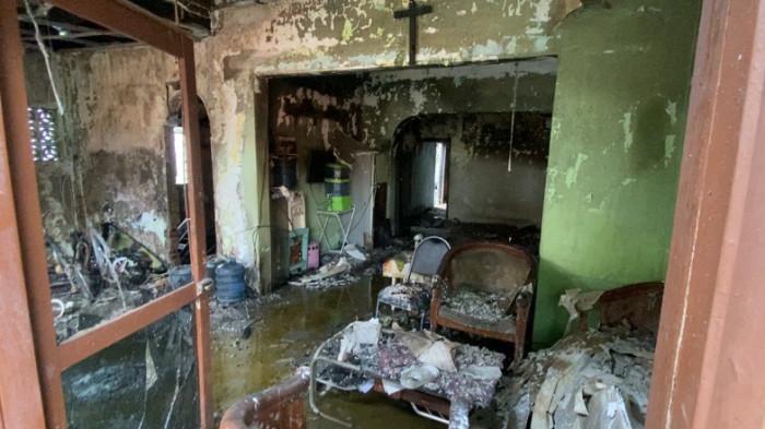 HANGUS - Kondisi bagian dalam rumah di Jalan Dr Wahidin, Kelurahan Jatingaleh, Kecamatan Candisari, Kota Semarang tampak hangus seusai ludes terbakar akibat terbakar, Minggu (1/3/2026) pagi. Korban, Remigius Wahyono (94), ditemukan mengalami luka bakar setelah api diduga berasal dari kamar tidurnya.