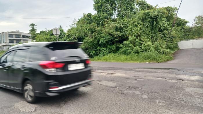 JALAN RUSAK - Jalan rusak di Ring Road, Manado, Sulawesi Utara, Minggu (1/3/