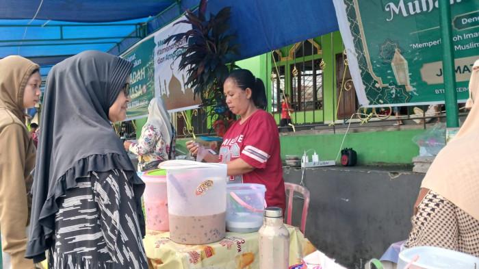 PEDAGANG - Pedagang takjil di Jalan Raya Perkamil, Manado, Sulawesi Utara, Minggu