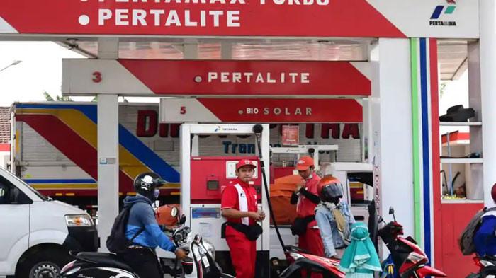 HARGA BBM TERBARU - Antrean pengendara mengisi BBM jenis Pertalite di SPBU Araya, Jl Panji Suroso, Kota Malang, Selasa (30/8/2022). Daftar harga BBM terbaru, Februari 2026 menunjukkan penurunan harga.