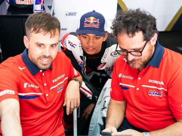 Pembalap Honda Team Asia, Veda Ega Pratama, berdiskusi dengan timnya di paddock pada Moto3 Thailand di Sirkuit Buriram, Thailand, 27 Februari 2026.