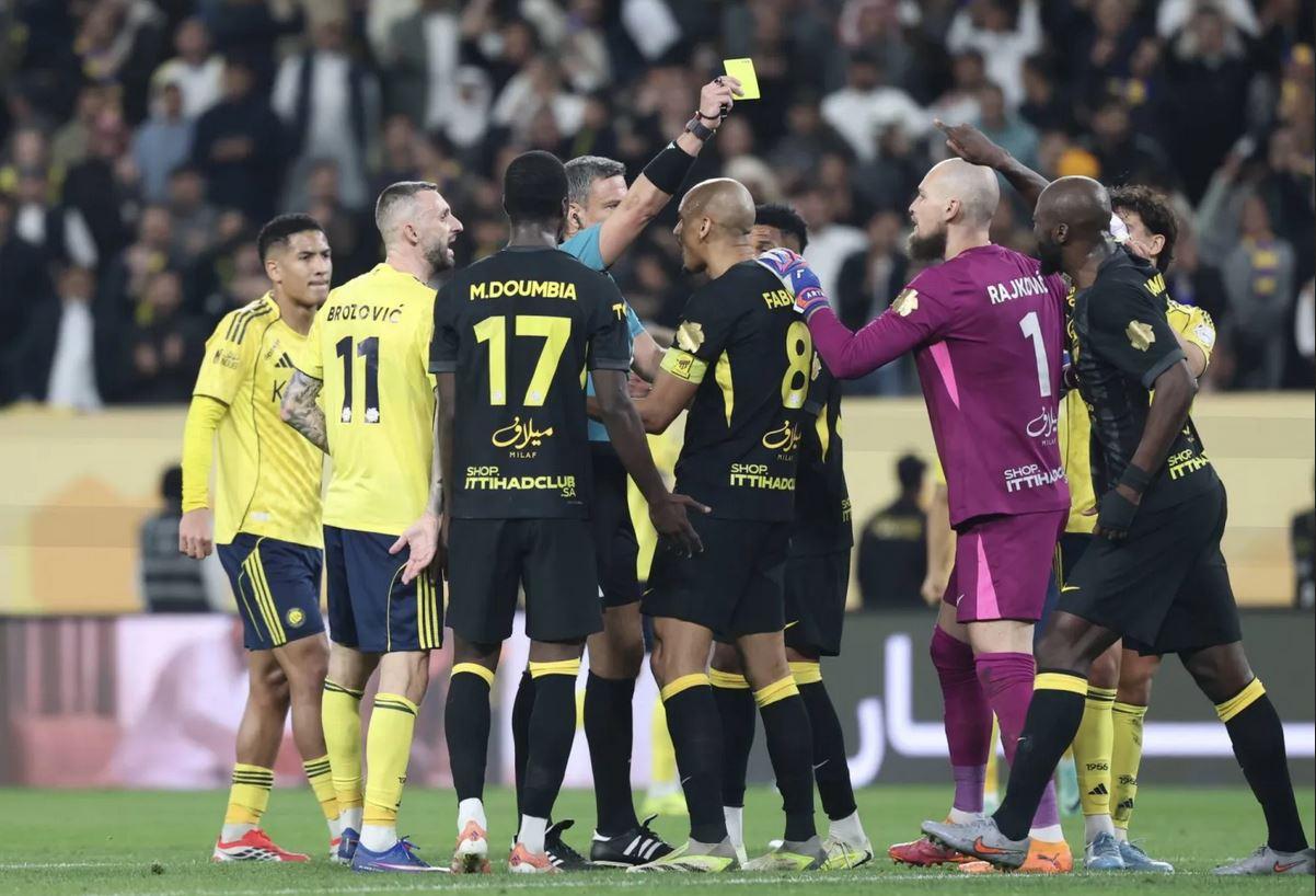 PROTES WASIT - Para pemain Al Ittihad melayangkan protes dalam pertandingan melawan Al Nassr di pekan ke-21 Liga Arab Saudi 2025/2026, Sabtu (7/2/2026). Kontroversi menyelimut kemenangan 2-0 yang didapat Al Nassr atas Al Ittihad.
