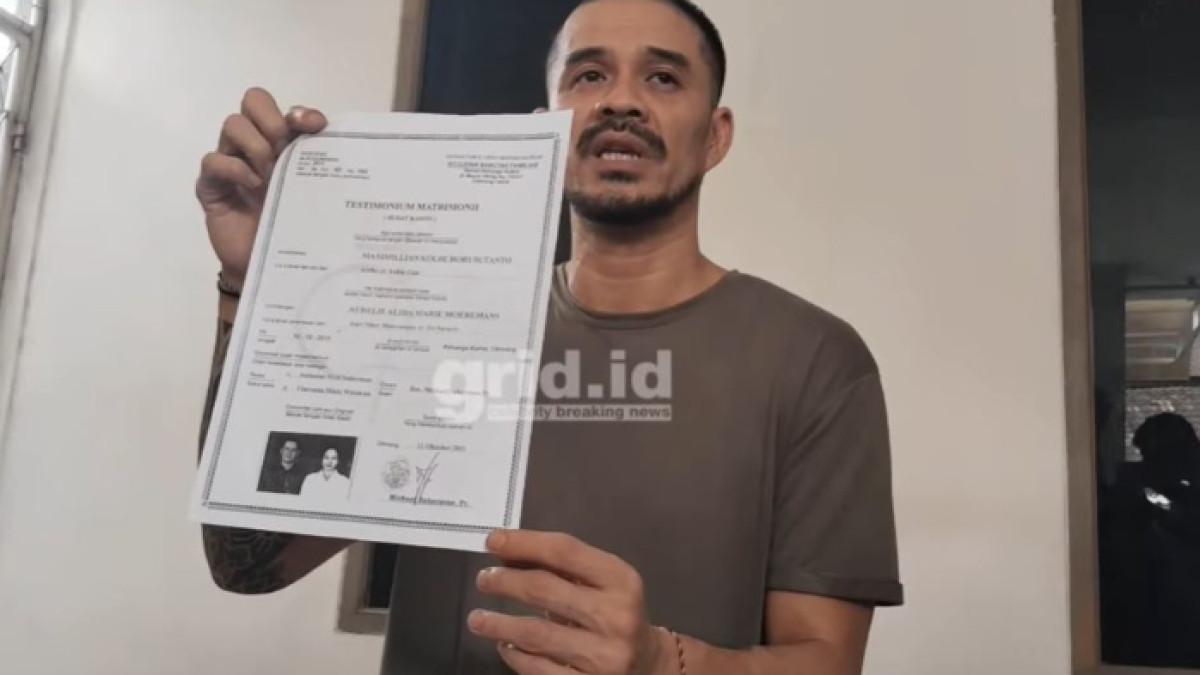 PENGAKUAN ROBY TREMONTI - Roby Tremonti tunjukkan bukti pernikahannya dengan Aurelie Moeremans. Ia mengaku nikahi Aurelie pada 10 Oktober 2011.