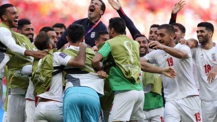 Timnas Iran merayakan kemenangan atas Wales pada laga kedua fase grup Piala Dunia 2022.