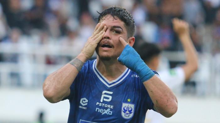 TUTUP MATA- Striker PSIS Semarang Rafinha saat merayakan golnya ke bawang Persela Lamongan dalam laga lanjutan Pegadaian Championship 2025/2026 Grup Timur Pekan ke-19 dengan gestur menutup satu matanya di Stadion Jatidiri Semarang, Minggu (15/2/2026) sore. Gol telat Rafinha di penghujung laga menyelamatkan muka PSIS yang tampil di depan publik sendiri dengan skor akhir 1-1.