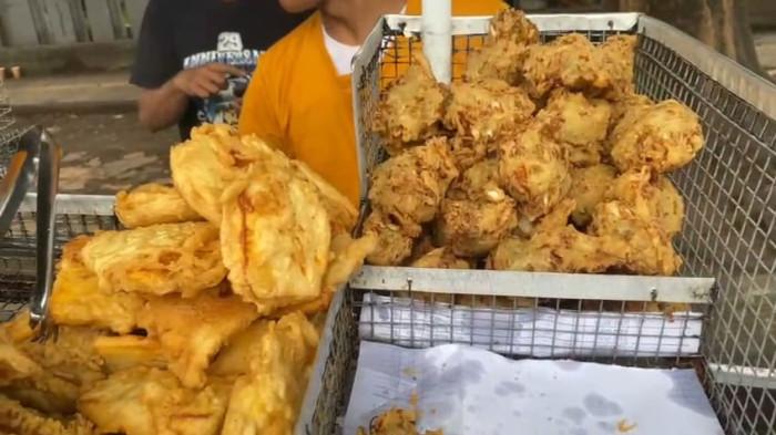 GORENGAN -  Aneka gorengan yang dijual Agus di depan Pusat Dakwah Islam (Pusdai), Kota Bandung, Jawa Barat, Minggu 1 Maret 2026.