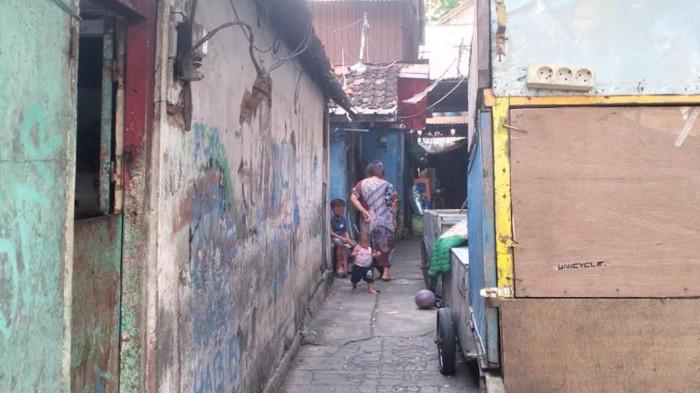 AHLI FUNGSI - Lorong pasar Tidar yang seharusnya untuk perdagangan, kini menjadi halaman rumah. Pasar yang seharusnya untuk berdagang, kini juga menjadi rumah bagi sebagian masyarakat.