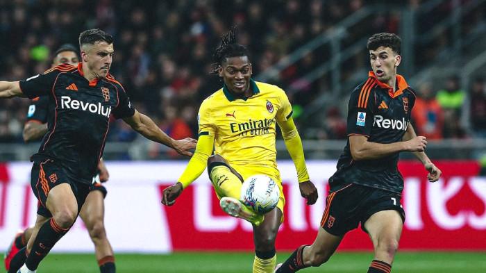 MENENDANG BOLA - Penyerang AC Milan, Rafael Leao (tengah) saat akan menendang bola dihalangi dua pemain Como pada pertandingan pekan tunda 34 Liga Italia 2025/2026 di Stadion San Siro, Milano, Kamis (19/2) dini hari WIB. AC Milan imbang 1-1