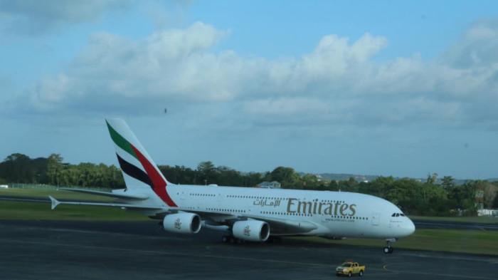 PARKIR - Pesawat Boeing B777 Qatar Airways melayani rute Doha-Denpasar  parkir dan nge-RON di apron Bandara I Gusti Ngurah Rai Bali pada Minggu (1/3).  