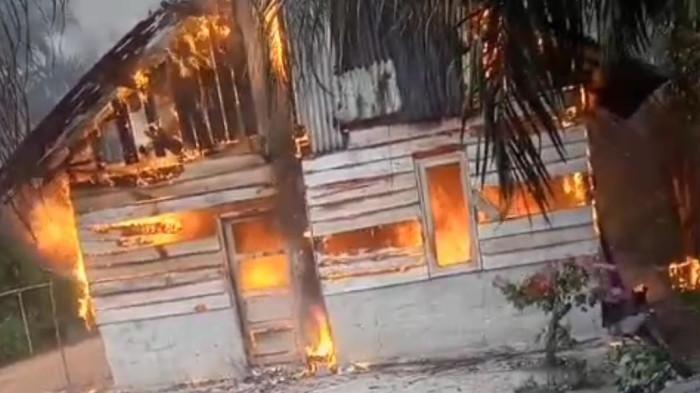 RUMAH TERBAKAR - Tangkapan layar video rumah di di wilayah Desa Lubuk Besar, Kecamatan Lubuk Besar, Kabupaten Bangka Tengah ludes dilalap api pada Minggu (1/3/2026) sore.