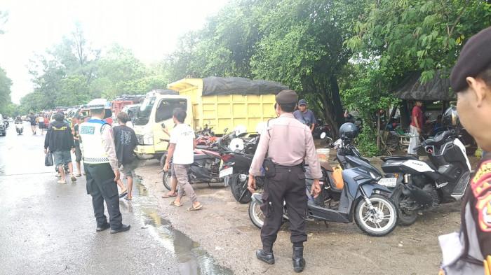 DIJAGA - Personel kepolisian dari Polsek Densel dan Polresta Denpasar, diterjunkan di kawasan TPA Suwung menyusul kebijakan penutupan per Minggu 1 Maret 2026 ini.