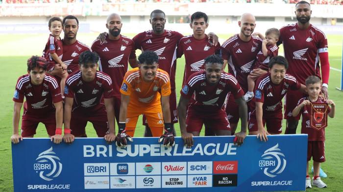 TUAN RUMAH - Starting line up PSM Makassar saat melawan Malut United pada pekan 15 Super League 2025/2026 di Stadion BJ Habibie, Kota Parepare, Sulawesi Selatan (Sulsel), Minggu (21/12/2025). PSM Makassar harus putus tren buruk di kandang.