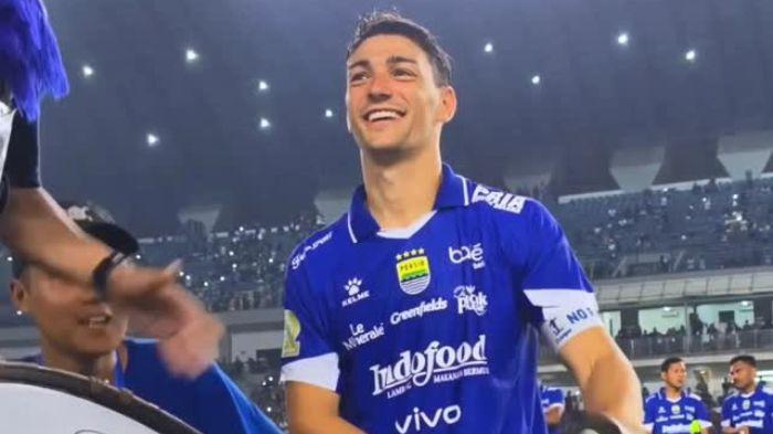 VIKING CLAP - Bek Persib Bandung asal Italia, Federico Barba memimpin viking clap setelah menjalani debut sebagai kapten dalam laga pekan ke-15 Super League 2025/2026 melawan Bhayangkara FC di Stadion Gelora Bandung Lautan Api (GBLA) pada Minggu (21/12/2025). Persib Bandung menang 2-0.