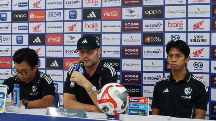 SUPER LEAGUE - Pelatih PSM Makassar Tomas Trucha (di tengah) saat memimpin sesi konferensi pers jelang laga kontra Persita Tangerang di Stadion BJ Habibie Parepare, Minggu (1/3/2026). Tomas Trucha meminta pemainnya disiplin dalam menerapkan taktiknya saat melawan Persita Tangerang.
