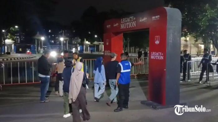 JELANG LAGA - Menjelang laga Persis Solo versus Persik Kediri, suporter dan penonton mulai berdatangan ke Stadion Manahan Solo, Minggu (1/3/2026) malam. Pergerakan penonton pada laga lanjutan Super League musim 2025/2026 di Stadion Manahan Solo mulai terlihat sekitar pukul 18.45 WIB.