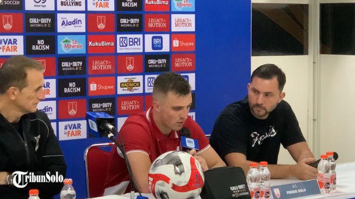 Pelatih Kepala Persis Solo Milomir Seslija dalam konferensi pers usai pertandingan 2/3 (2)