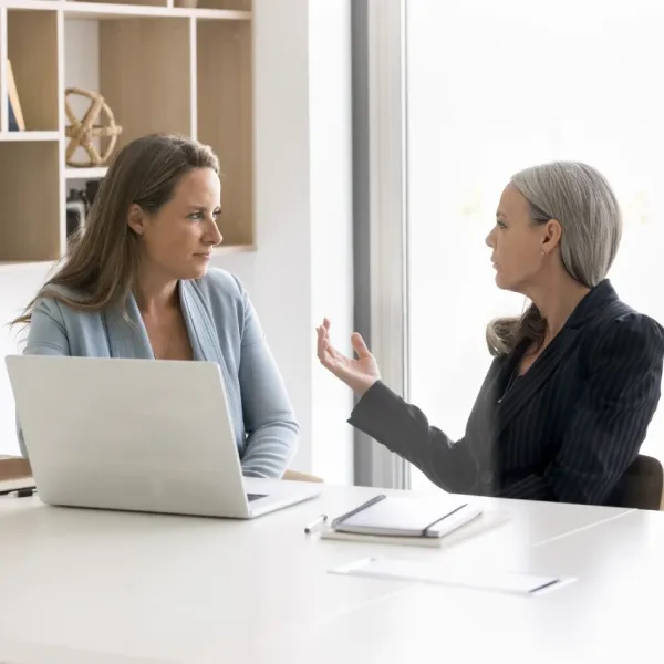 महिला बॉससोबत कामाच्या ठिकाणी सीमा ठरवते