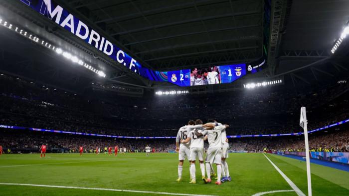 MERAYAKAN GOL - Para pemain Real Madrid merayakan gol Vinicius Junior ke gawang Benfica di leg kedua playoff 16 besar Liga Champions 2025/2026 pada Kamis (26/2/2026). Los Blancos menang 2-1.