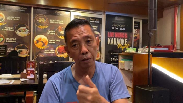 BERI KETERANGAN - Setya Teguh Yuwana, General Manager Grand Arkenso Park View Hotel, memberikan keterangannya terkait kronologi kebakaran di area hotel, Senin (2/3/2026) dini hari di Semarang. Dia menjelaskan api berasal dari ruang boiler di lantai atas, sempat dipadamkan menggunakan APAR dan hydrant, seluruh tamu dievakuasi, serta satu pegawai mengalami luka saat membantu proses pemadaman.