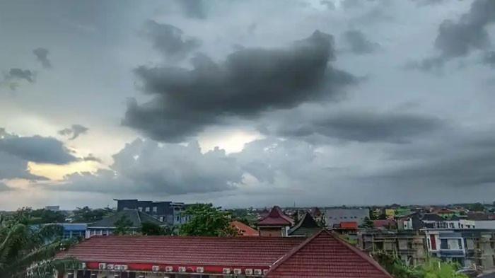 CUACA SURABAYA - Foto langit berawan di kawasan kantor Tribun Network, Klodran, Colomadu, Karanganyar, Jawa Tengah. Untuk wilayah Kota Surabaya, Jumat (6/2/2026) besok diperkirakan akan berawan, lalu turun hujan sore hari.