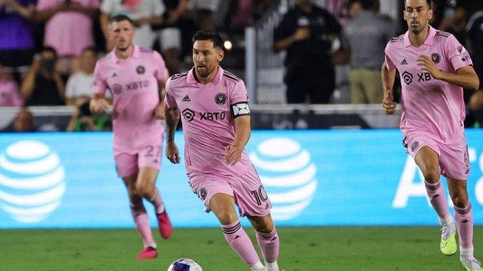 Lionel Messi saat mengontrol bola pada pertandingan Inter Miami vs Cruz Azul pada ajang Leagues Cup atau Piala Liga di Stadion DRV PNK, Fort Lauderdale, Florida, Sabtu (22/7/2023). Lionel Messi mencetak gol dan memastikan kemenangan Inter Miami atas Cruz Azul  2-1.