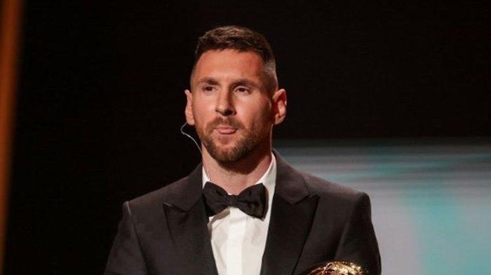 Kapten timnas Argentina, Lionel Messi, menerima penghargaan kedelapan Ballon d'Or pada edisi 2023 Ballon d'Or di Theatre du Chatlet pada 30 Oktober 2023.