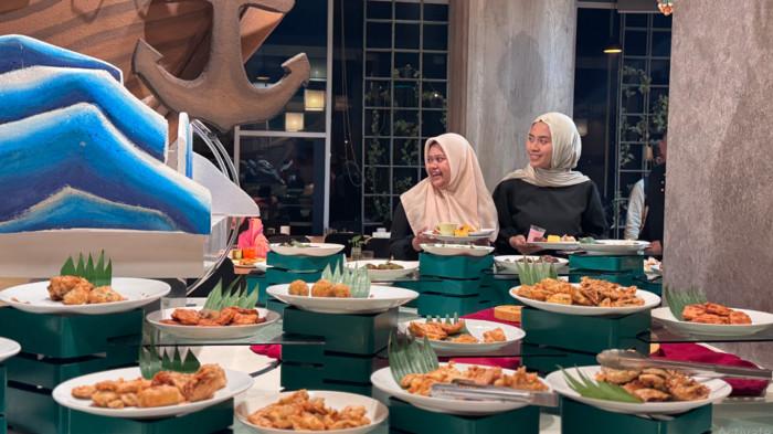 7 NEGARA - Suasana buka puasa di The Southern Surabaya, dengan beragam kuliner yang terinspirasi dari tujuh negara.