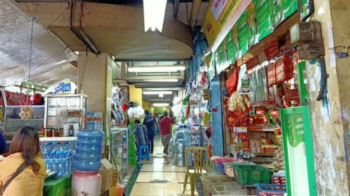 KONDISI PASAR - Kondisi salah satu lorong di Pasar Wonokromo, Surabaya, saat puasa hari ke-10 pada Ramadan 2026. Pedagang mengaku bahwa aktivitas jual beli lebih ramai di tahun 2020 ke bawah dari pada saat ini.