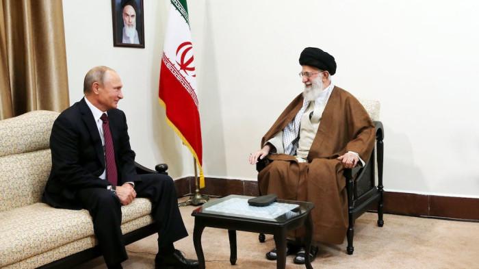 PUTIN DAN KHAMENEI - Foto yang dirilis Khamenei.ir menampilkan Ali Khamenei saat bertemu dengan Presiden Rusia Vladimir Putin pada 1 November 2017
