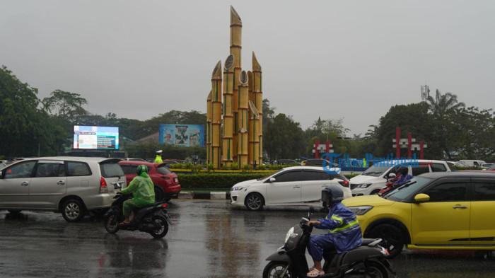 CUACA KALBAR BESOK - Masyarakat tampak sedang melintasi jalan saat hujan, di Jalan Jendral Ahmad Yani, Kota Pontianak, Rabu, 4 Februari 2026 pagi. Berikut prakiraan cuaca Kalbar besok 3 Maret 2026 di 14 Daerah.