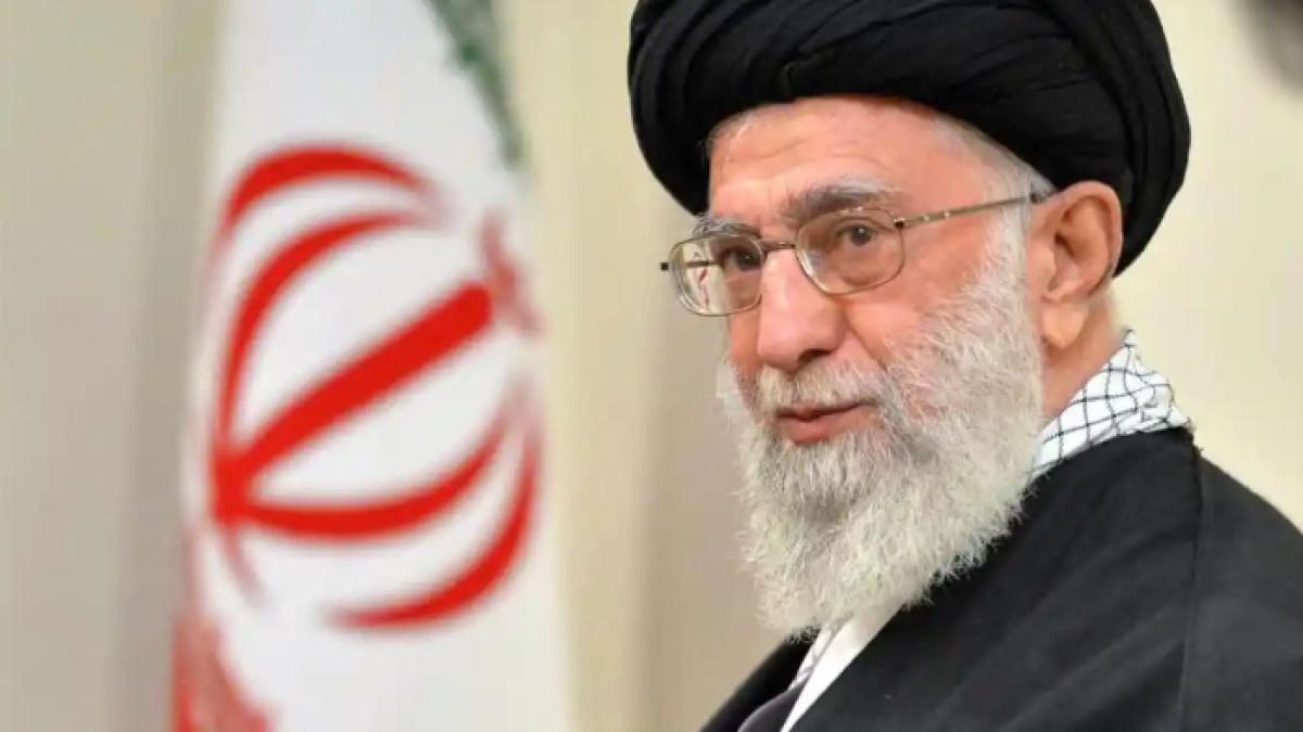 AYATOLLAH ALI KHAMENEI TEWAS - Media pemerintah Iran mengonfirmasi tewasnya Pemimpin Tertinggi Ayatollah Ali Khamenei dalam serangan berkelanjutan yang dilancarkan Amerika Serikat dan Israel terhadap negara tersebut. Laporan yang sama menyebut putri, menantu, dan cucu Khamenei turut menjadi korban