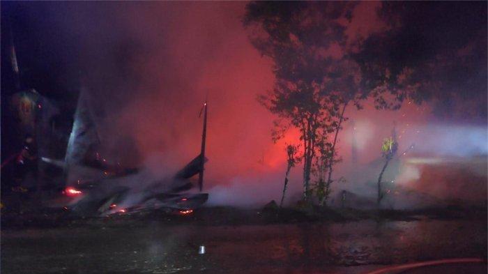 KEBAKARAN DI DHARMASRAYA- Penampakan kebakaran yang menghanguskan dua unit rumah semi permanen di Jorong Maromou, Nagari Sungai Kambut, Kecamatan Pulau Punjung, Kabupaten Dharmasraya, Senin (2/3/2026) dini hari.
