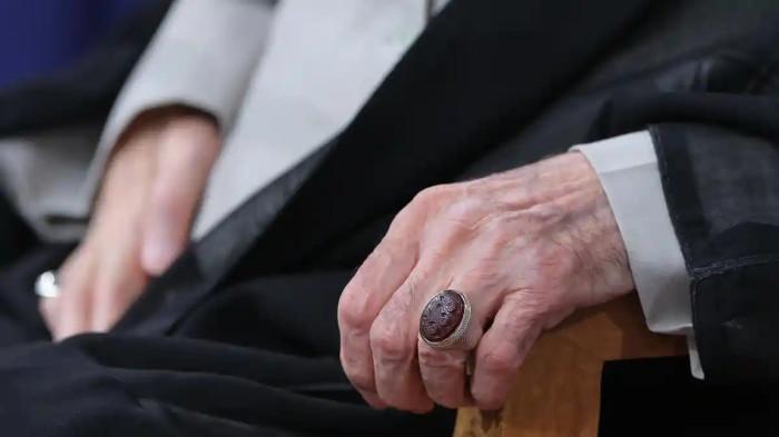 CINCIN KHAMENEI - Cincin bertuliskan penggalan ayat suci Alquran yang dipakai Ayatullah Ali Khamenei semasa hidup. 
