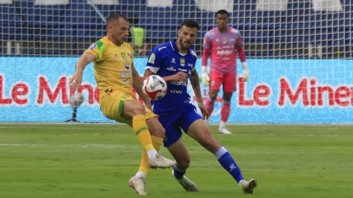 Pamain Persib Bandung, Patricio Matricardi berebut bola dengan pemain Persebaya Surabaya pada Super League 2025-2026, di Stadion Gelora Bandung Lautan Api (GBLA), Kota Bandung, Jawa Barat, Sabtu (9/8/2025).
