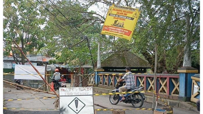 JEMBATAN AMBLAS - Kondisi Jembatan Kampung Kramat di Kelurahan Setu, Kecamatan Cipayung, Jakarta Timur yang amblas, Senin (2/3/2026).