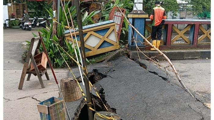 JEMBATAN AMBLAS - Kondisi Jembatan Kampung Kramat di Kelurahan Setu, Kecamatan Cipayung, Jakarta Timur yang amblas, Senin (2/3/2026).