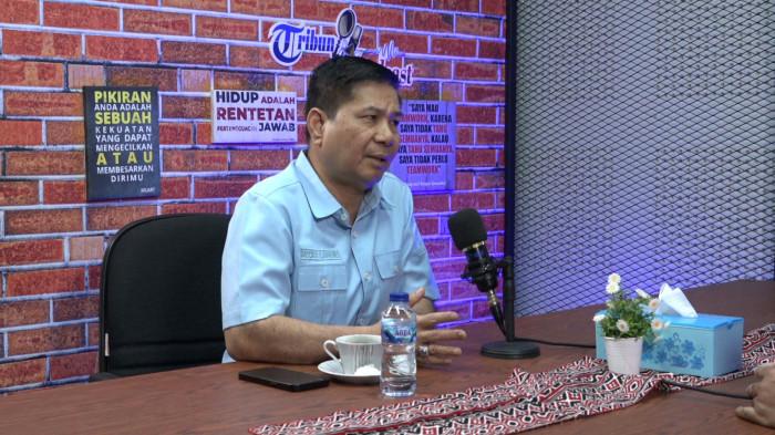 KUNJUNGAN - Ketua Panitia Paskah Nasional 2026 Sulawesi Utara, Recky H Langie (tengah) berkunjung ke Tribun Manado, Senin (2/3/2026). Potret Kunjungan Ketua Panitia Paskah Nasional Recky Langie di Kantor Tribun Manado