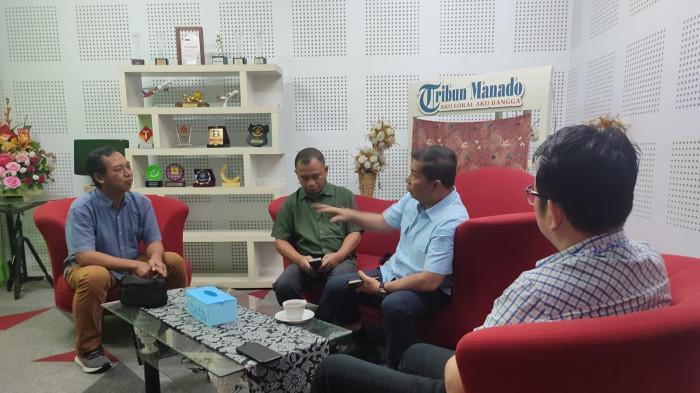 KUNJUNGAN - Ketua Panitia Paskah Nasional 2026 Sulawesi Utara, Recky H Langie (tengah) berkunjung ke Tribun Manado, Senin (2/3/2026).