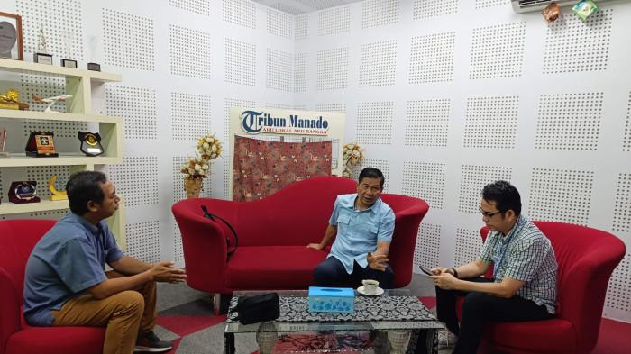 KUNJUNGAN - Ketua Panitia Paskah Nasional 2026 Sulawesi Utara, Recky H Langie (tengah) berkunjung ke Tribun Manado, Senin (2/3/2026).